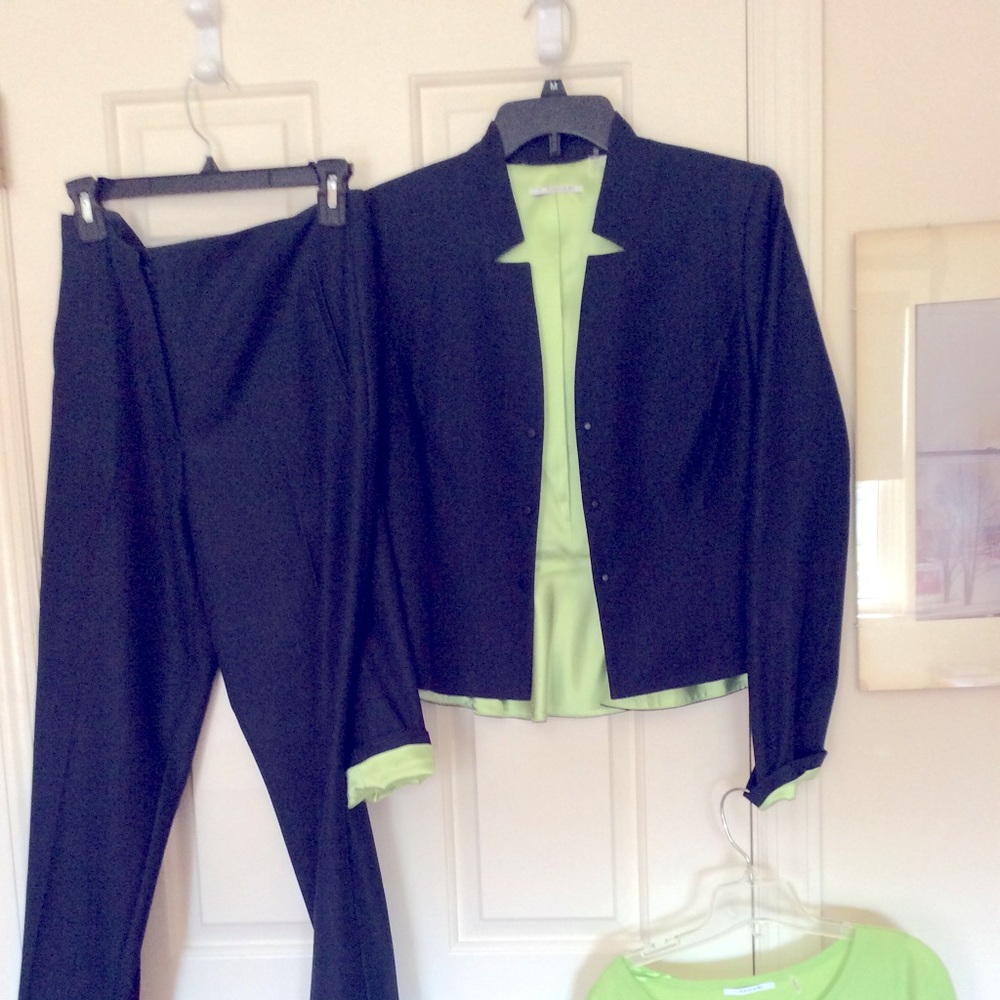 SOLD-Tahari Navy Blue pant suit-great interviewing